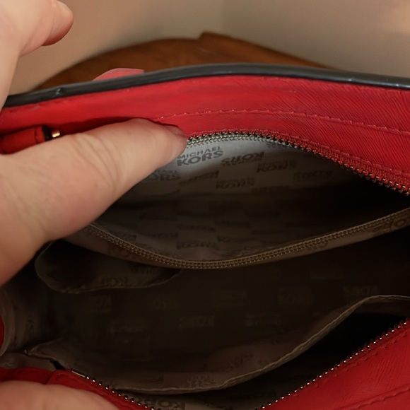 Michael Kors NWOT Rare crossbody handbag red floral motif - Picture 7 of 8